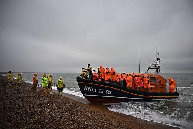 今年超3万人经英吉利海峡偷渡至英国